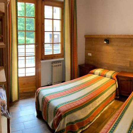 Hotel Trois Etoiles Ентраккуе Екстер'єр фото