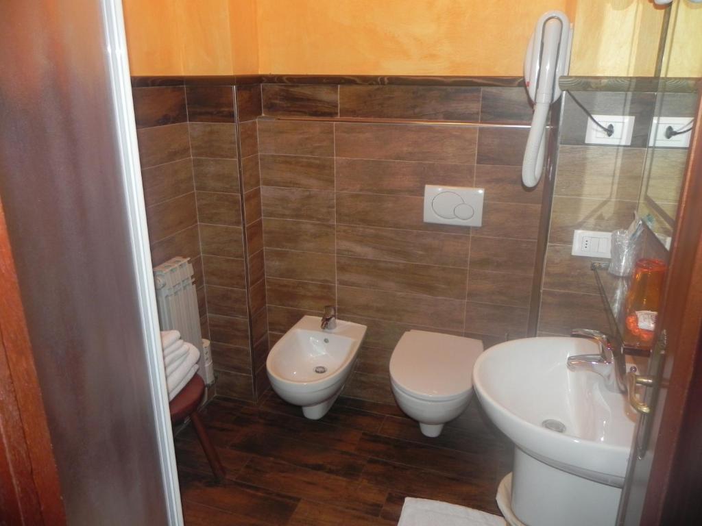 Hotel Trois Etoiles Ентраккуе Номер фото