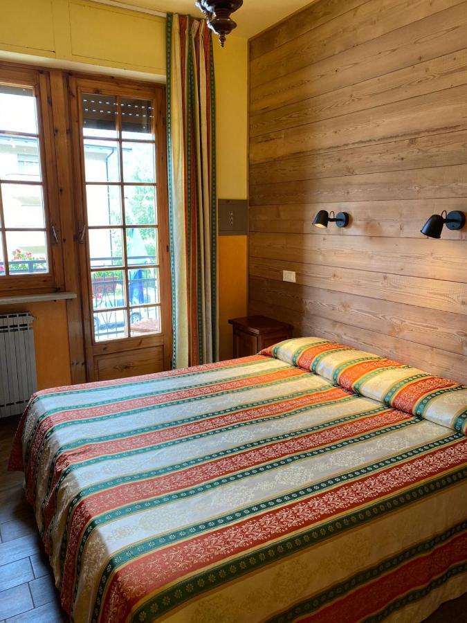 Hotel Trois Etoiles Ентраккуе Екстер'єр фото