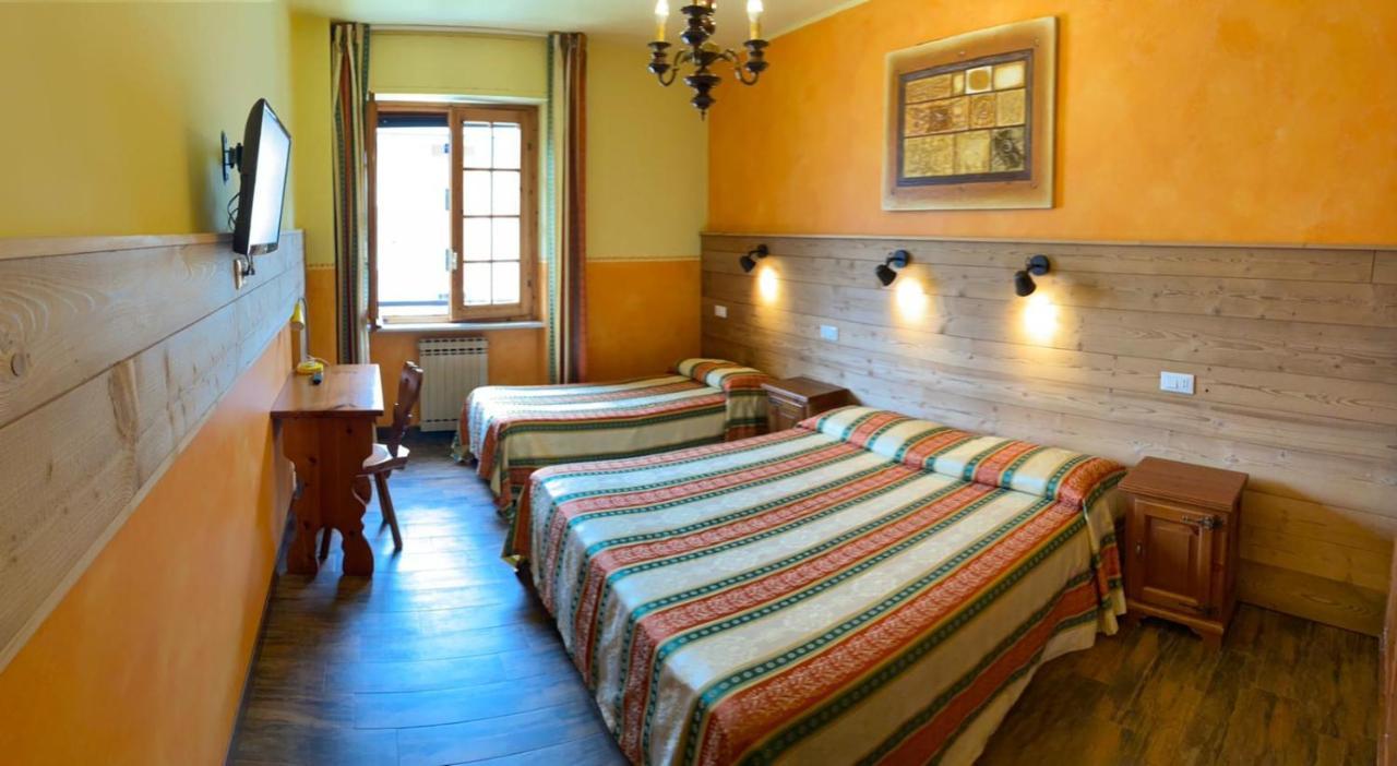 Hotel Trois Etoiles Ентраккуе Екстер'єр фото