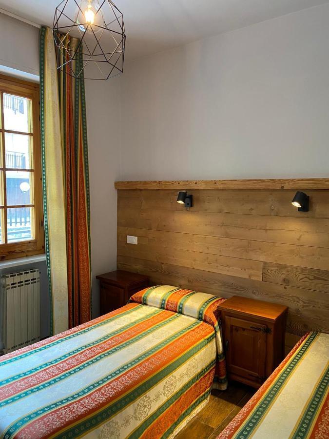 Hotel Trois Etoiles Ентраккуе Екстер'єр фото